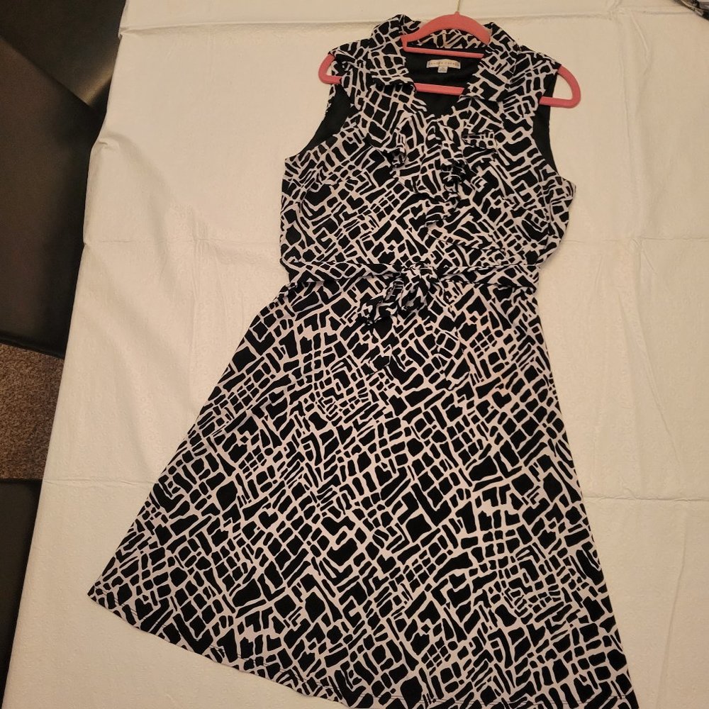 Black/White Designer Party Dress Sandra Darren size 12 pre-owned